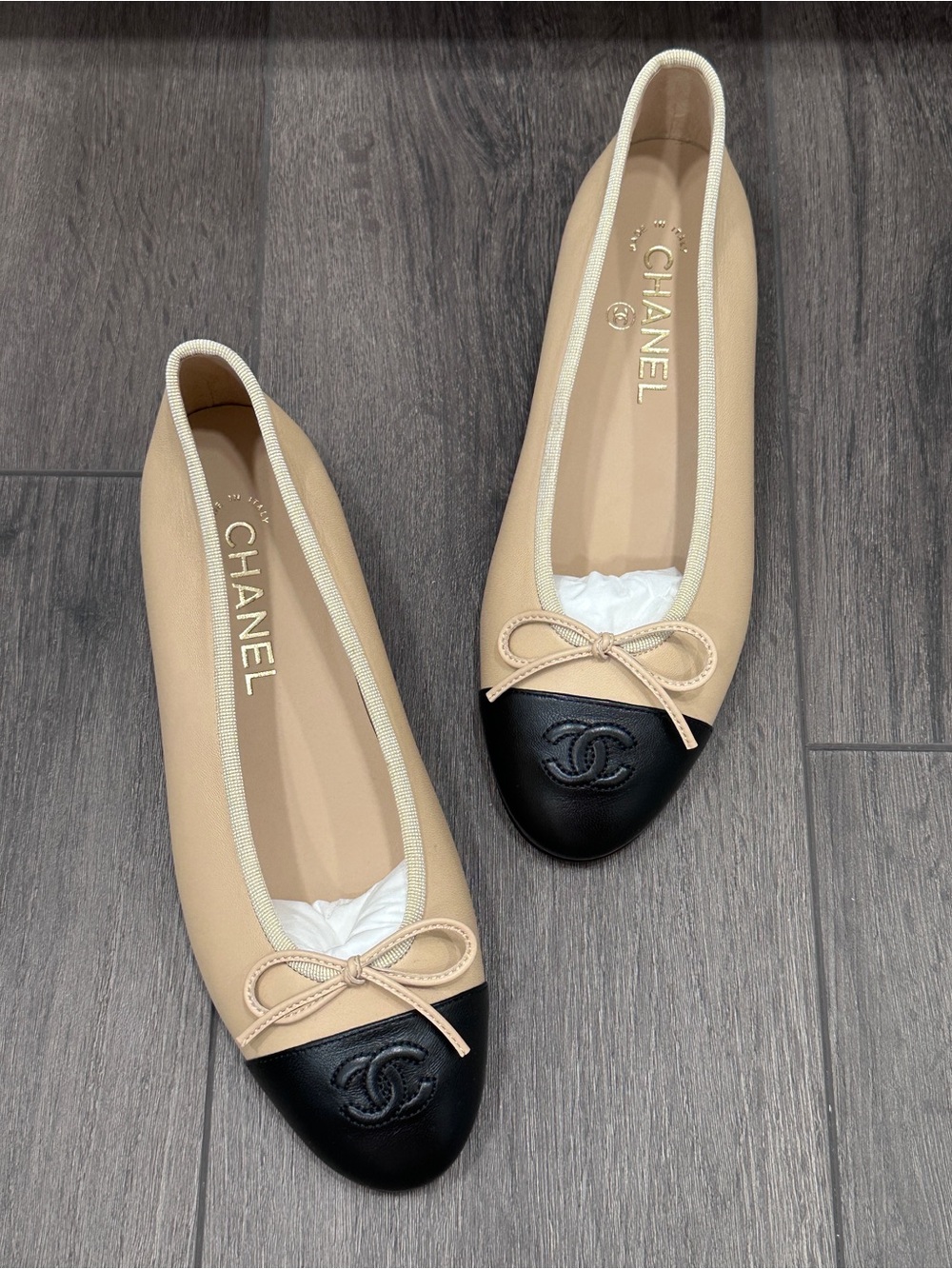 CHANEL CLASSIC CC LOGO BEIGE & BLACK LEATHER BALLET FLATS SHOES Size 37 - Picture 2 of 16